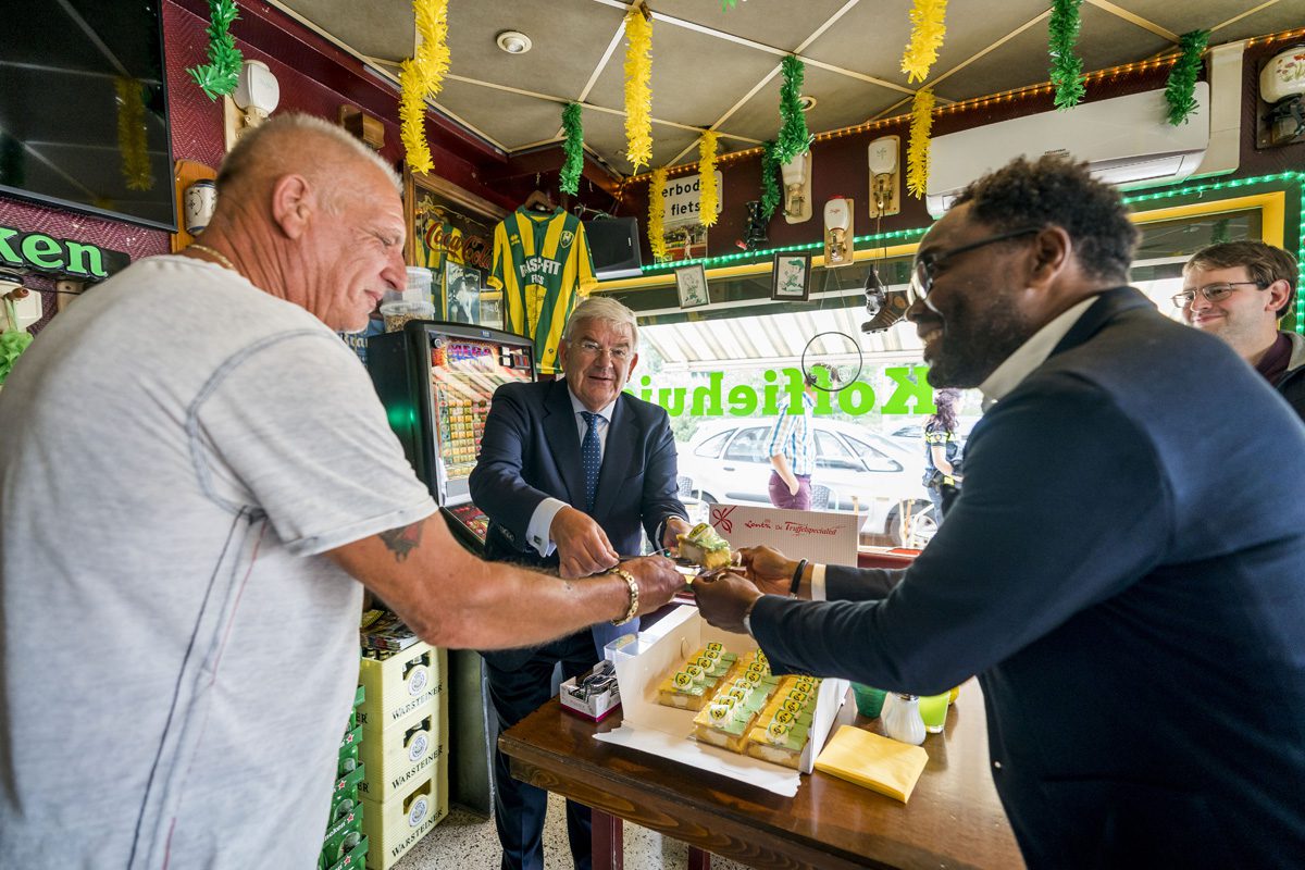 Den Haag, 27 augustus 2020. Burgemeester Jan van Zanen brengt een werkbezoek aan stadsdeel Laak in Den Haag. FOTO GEMEENTE DEN HAAG / VALERIE KUYPERS