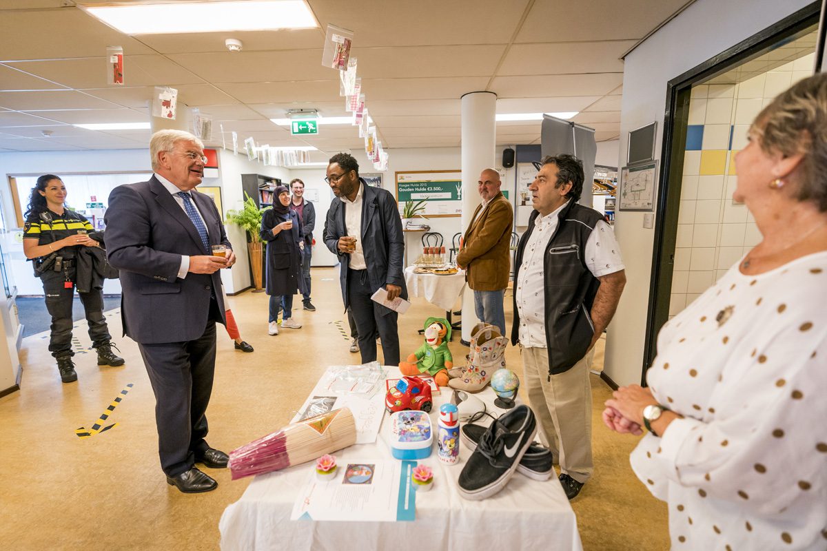Den Haag, 27 augustus 2020. Burgemeester Jan van Zanen brengt een werkbezoek aan stadsdeel Laak in Den Haag. FOTO GEMEENTE DEN HAAG / VALERIE KUYPERS